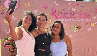 Mulheres que venceram c&acirc;ncer de mama voltam ao hospital para desfile 