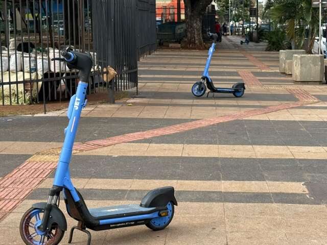 Lei pro&iacute;be patinetes de bloquearem passagem de pedestres em Campo Grande
