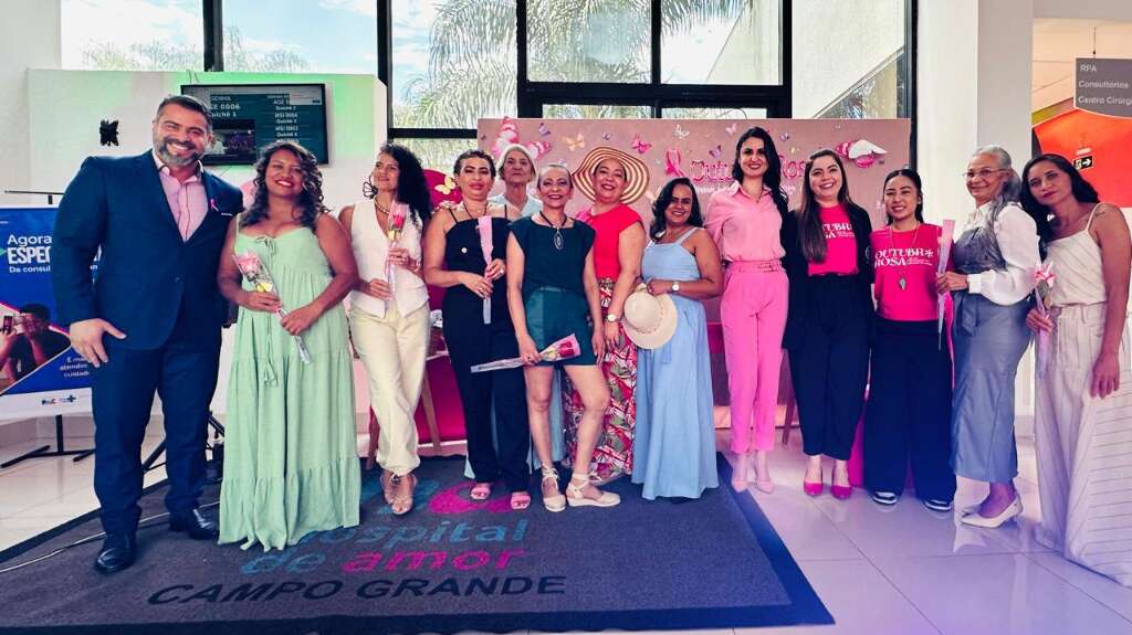 Mulheres que venceram câncer de mama voltam ao hospital para desfile
