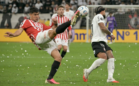 Corinthians perde p&ecirc;nalti no fim e cai para o Estudiantes na Libertadores