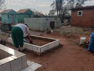 Para abrir alas a novos trabalhos, terreiro faz faxin&atilde;o em cemit&eacute;rio