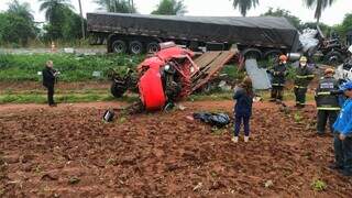 Polícia bloqueia rodovia para perícia em local de acidente com morte Polícia bloqueia rodovia para perícia em local de acidente com morte