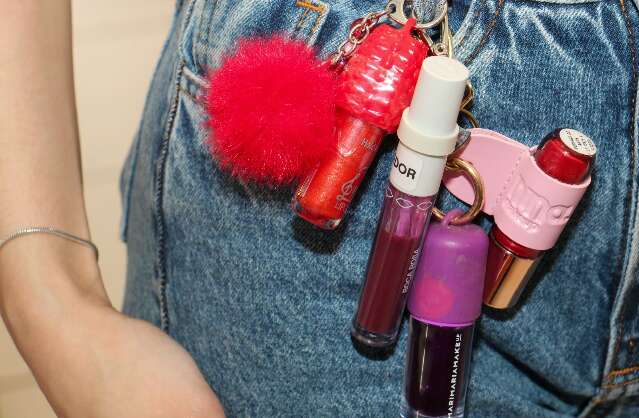 Gloss agora fica &agrave; mostra e virou parte do look da meninada