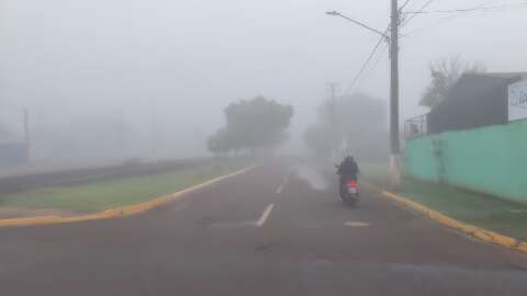 Dourados amanhece sob denso nevoeiro com baixa visibilidade e frio de 16&deg;C