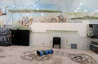Painel histórico é mutilado e expõe abandono da memória de Corumbá Painel histórico é mutilado e expõe abandono da memória de Corumbá