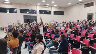 Após 2 meses, Câmara aprova reajuste de 5,4% para professores parcelado Após 2 meses, Câmara aprova reajuste de 5,4% para professores parcelado
