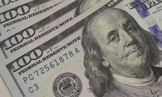 D&oacute;lar cai 0,24% e fecha a R$ 5,13 com juros no radar do mercado
