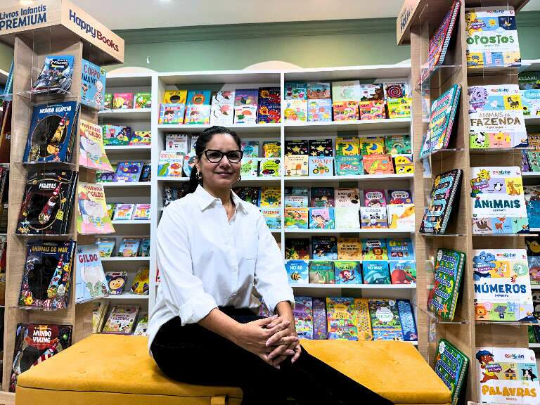 Para tirar filho das telas, mãe faz livraria infantil dentro de boutique