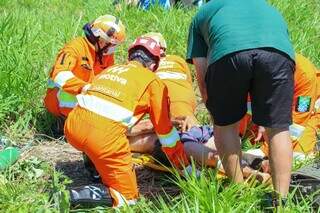 Ciclista fica em estado gravíssimo após ser atingido por Hilux na BR-163 Ciclista fica em estado gravíssimo após ser atingido por Hilux na BR-163