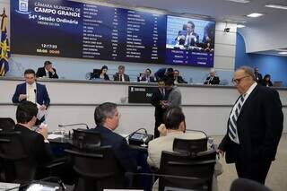 Após 2 meses, Câmara aprova reajuste de 5,4% para professores parcelado Após 2 meses, Câmara aprova reajuste de 5,4% para professores parcelado