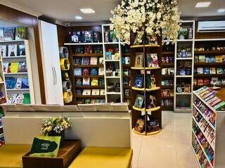 Para tirar filho das telas, mãe faz livraria infantil dentro de boutique Para tirar filho das telas, mãe faz livraria infantil dentro de boutique
