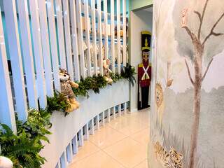 Para tirar filho das telas, mãe faz livraria infantil dentro de boutique Para tirar filho das telas, mãe faz livraria infantil dentro de boutique