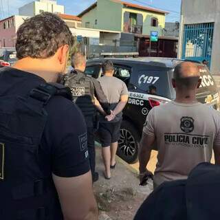 V&iacute;tima de grupo que coagiu adolescente morta foi usada para atrair meninas