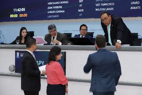 Vereadores aprovam suspens&atilde;o de desconto do ligados ao Banco Master da folha