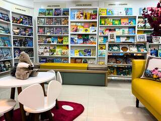 Para tirar filho das telas, mãe faz livraria infantil dentro de boutique Para tirar filho das telas, mãe faz livraria infantil dentro de boutique