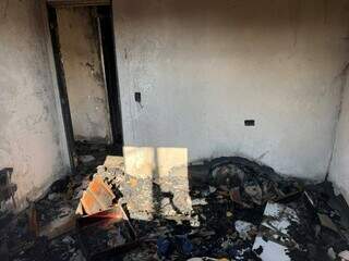 Casa é destruída por incêndio e moradora suspeita de ex-companheiro Casa é destruída por incêndio e moradora suspeita de ex-companheiro