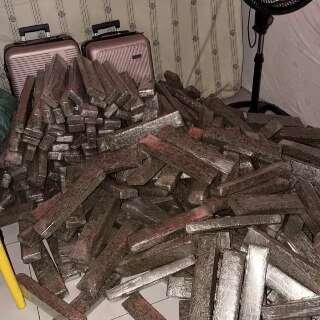 Casa &eacute; usada como dep&oacute;sito e pol&iacute;cia apreende 1,6 tonelada de maconha
