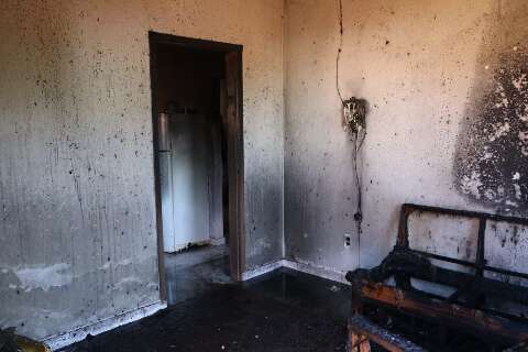 Inc&ecirc;ndio destr&oacute;i brinquedos, m&oacute;veis e at&eacute; cesta b&aacute;sica que fam&iacute;lia havia ganhado