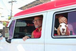 Kombi dos cachorros leva at&eacute; 15 pets e rouba olhares pelas ruas 