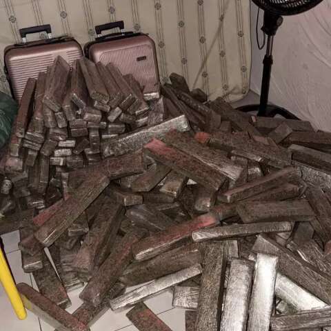Casa &eacute; usada como dep&oacute;sito e pol&iacute;cia apreende 1,6 tonelada de maconha