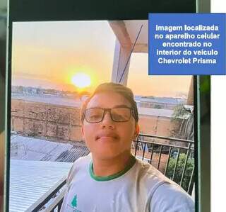 Celular esquecido levou a grupo que espancou vigia em pátio de secretaria Celular esquecido levou a grupo que espancou vigia em pátio de secretaria