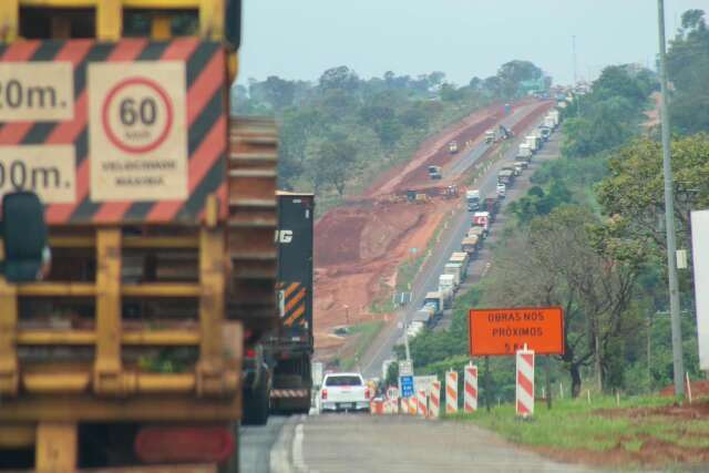 Pare-e-siga deixa tr&acirc;nsito travado por 4 km na BR-163, em Campo Grande