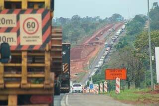 Pare-e-siga deixa tr&acirc;nsito travado por 4 km na BR-163, em Campo Grande