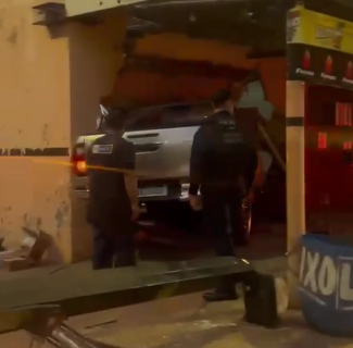 Caminhonete furtada invade mercado e deixa preju&iacute;zo de R$ 80 mil