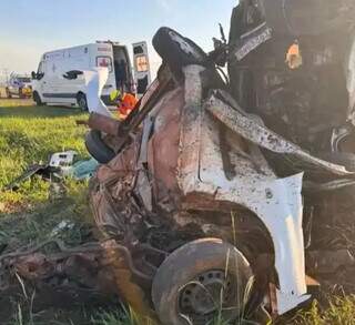 Confirmada 4ª morte de acidente entre van da saúde e carro na BR-163 Confirmada 4ª morte de acidente entre van da saúde e carro na BR-163