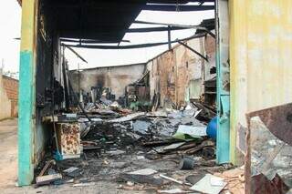 Após incêndio em marcenaria, proprietários estimam prejuízo de R$ 250 mil Após incêndio em marcenaria, proprietários estimam prejuízo de R$ 250 mil