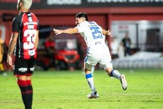 Cruzeiro vira sobre o Vitória e encosta no G-4 do Brasileirão Cruzeiro vira sobre o Vitória e encosta no G-4 do Brasileirão