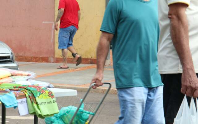 Som alto e funk com palavr&atilde;o: rua vira impasse entre feirantes e &ldquo;festeiros&rdquo;