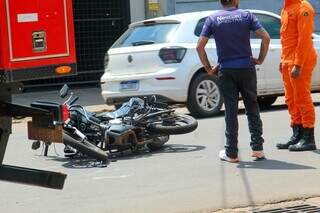 Condutor foge ap&oacute;s atropelar casal de moto e acaba agredido por testemunhas
