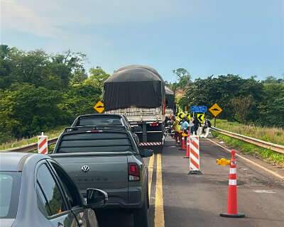 Caminh&otilde;es travam ponte em obras e deixam tr&acirc;nsito parado por 2 horas
