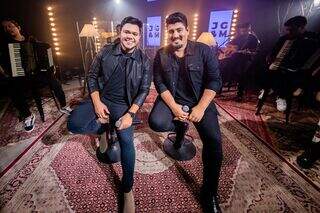 Sete anos após “Lençol Dobrado”, dupla de MS volta ao topo do Spotify