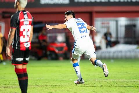 Cruzeiro vira sobre o Vit&oacute;ria e encosta no G-4 do Brasileir&atilde;o