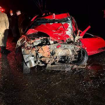 Tr&ecirc;s homens morrem ap&oacute;s carro bater de frente com carreta de celulose