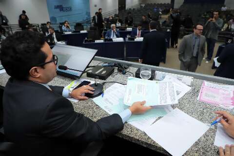 Vereadores votam cria&ccedil;&atilde;o de banco online para cidad&atilde;os sugerirem projetos de lei