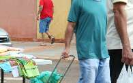 Som alto e funk com palavrão: rua vira impasse entre feirantes e “festeiros”