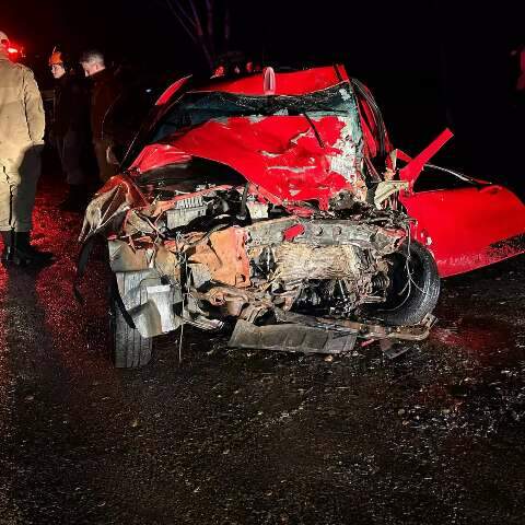 Tr&ecirc;s homens morrem ap&oacute;s carro bater de frente com carreta