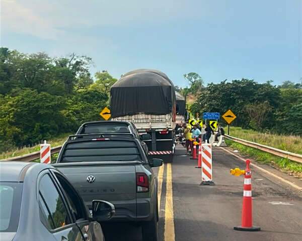 Caminh&otilde;es travam ponte em obras e deixam tr&acirc;nsito parado por 2 horas