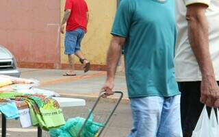 Som alto e funk com palavrão: rua vira impasse entre feirantes e “festeiros” Som alto e funk com palavrão: rua vira impasse entre feirantes e “festeiros”