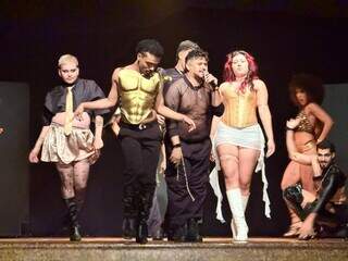 Com travestis no topo, teatro lota mostrando o poder do ballroom Com travestis no topo, teatro lota mostrando o poder do ballroom