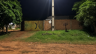 Duas mulheres e um homem são executados a tiros na cabeça dentro de casa Duas mulheres e um homem são executados a tiros na cabeça dentro de casa