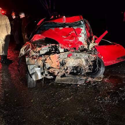 Tr&ecirc;s homens morrem ap&oacute;s carro bater de frente com carreta de celulose
