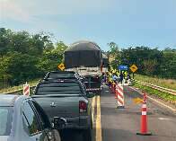 Caminh&otilde;es travam ponte em obras e deixam tr&acirc;nsito parado por 2 horas