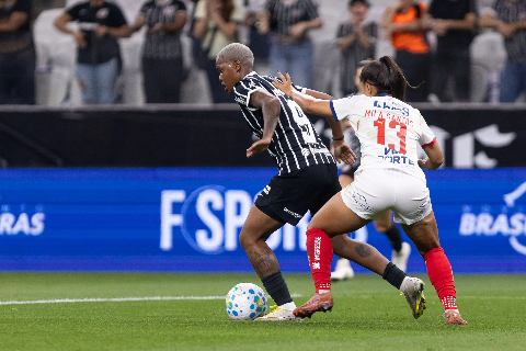 Corinthians bate Bahia com uma a menos e vai &agrave; final do Brasileiro Feminino