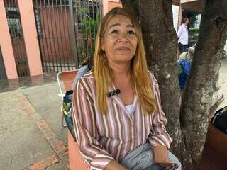 Elas lotam pres&iacute;dio por eles; quando s&atilde;o presas, homens somem da fila