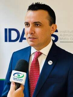 &ldquo;N&atilde;o &eacute; preciso destruir institui&ccedil;&otilde;es, mas reform&aacute;-las&rdquo;, diz presidente do IDAMS