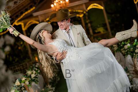 De bota e chap&eacute;u, casal sela casamento com marca no couro
